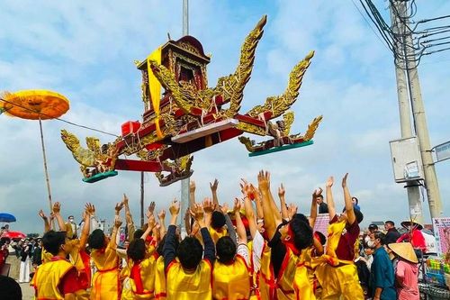 Màn tung kiệu và cướp lộc ở ngôi đền thiêng nhất Nghệ An