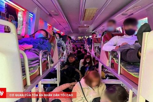 CSGT phát hiện 60 người chen chúc trên xe khách 19 chỗ