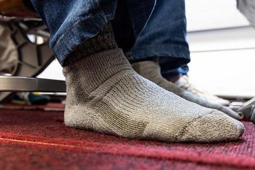 Cựu tiếp viên tiết lộ lý do không nên tháo tất khi đi máy bay