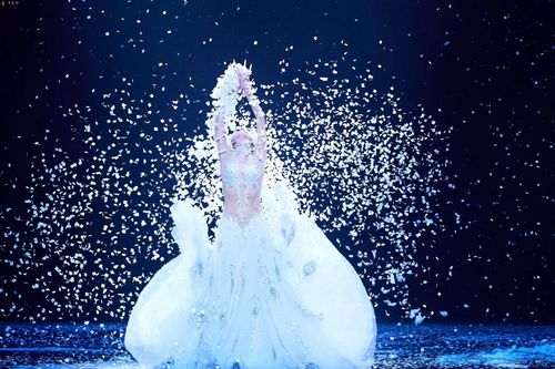 'Khổng tước' Dương Lệ Bình sải cánh tại Thủ đô khiến khán giả mê đắm