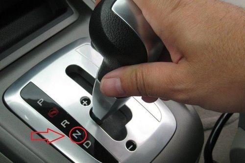 Đi xe số tự động, có nên chuyển từ D về N khi đang chạy để tiết kiệm nhiên liệu?