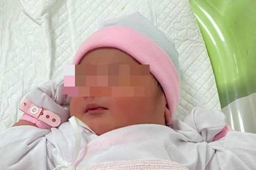 Bé gái vừa chào đời, mẹ để lại bệnh viện rồi lặng lẽ rời đi