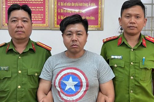 Bắt khẩn cấp tài xế đập phá hành lý của nữ hành khách ngay cổng ga T3 Tân Sơn Nhất