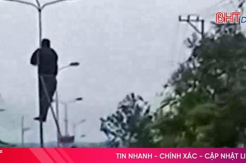 Xử lý nghiêm ô tô biển xanh chở người trên thùng xe trái quy định