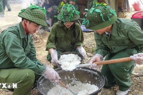 Tái hiện hào khí Điện Biên qua những hoạt động trải nghiệm tại Lễ hội Hoa Ban
