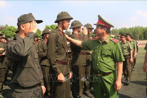 Rèn luyện bản lĩnh chính trị, kỹ năng cơ bản về điều lệnh quân sự cho các chiến sĩ mới