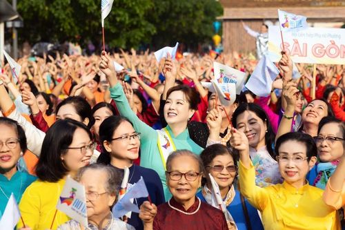 Đại sứ Doanh nhân Trang Phương đồng hành cùng màn đồng diễn dân vũ và diễu hành Áo dài quy mô lớn sáng 8/3