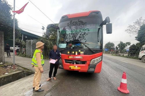 Tuyên Quang: Phát hiện xe khách 19 chỗ chở 60 người