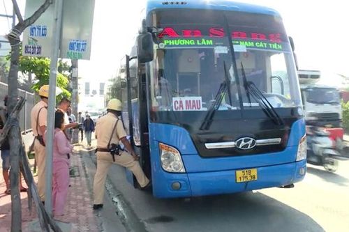 Cảnh sát giao thông chạy thử nghiệm xe giường nằm để kiểm tra độ an toàn
