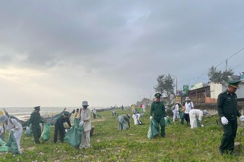 Ra quân làm sạch biển Tam Thanh