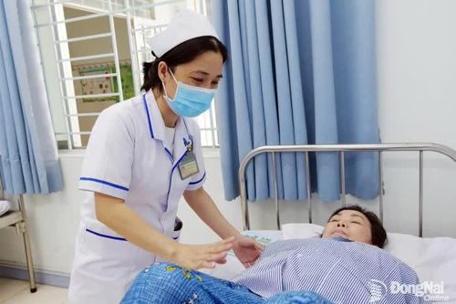 Nữ điều dưỡng tận tụy với nghề, hết lòng vì người bệnh