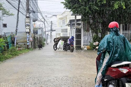 Cảnh báo mưa giông trên đất liền, gió mạnh trên biển