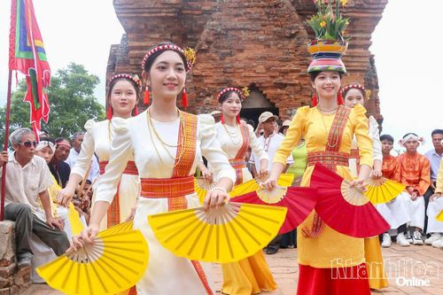 Phát huy giá trị trang phục truyền thống của đồng bào Chăm