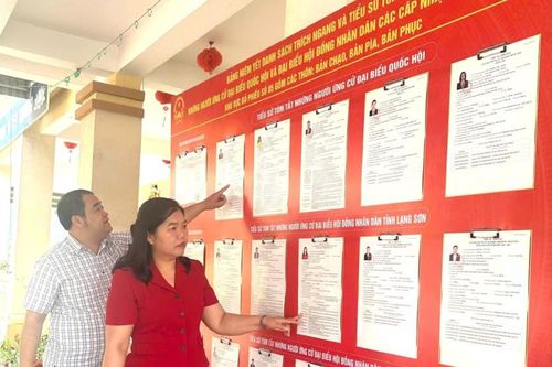 Đưa lá phiếu đến thôn bản vùng biên