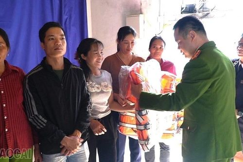 Tặng gần 200 áo phao cho chủ thuyền và ngư dân hồ Thác Bà