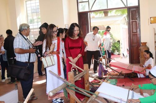 Nét văn hóa nghề dệt truyền thống của đồng bào Chăm