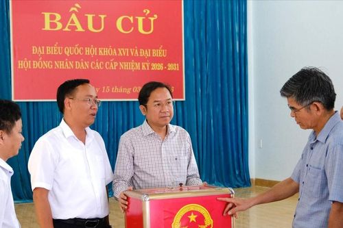 Trưởng Ban Tổ chức Tỉnh ủy Lâm Đồng Tôn Thiện Đồng kiểm tra công tác bầu cử tại xã Cát Tiên 3