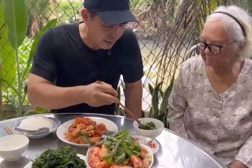 Diễn viên Trung Dũng: Cuộc sống độc thân tuổi 53 và lời hứa từ người mẹ 89 tuổi