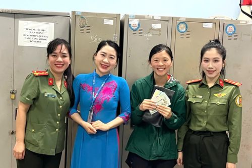 Công an tỉnh Quảng Trị giúp du khách Mỹ tìm lại ví bỏ quên ở sân bay