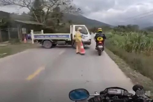 Không có việc Cảnh sát giao thông dùng xe công vụ chắn ngang đường để dừng phương tiện