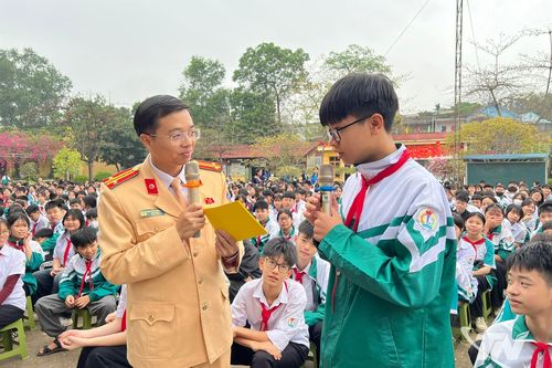 Tuyên truyền pháp luật về an toàn giao thông cho học sinh Trường THCS Hương Sơn