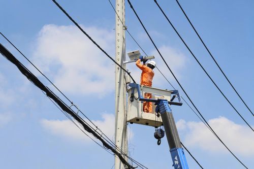 Thanh niên EVNHCMC thắp sáng đường nông thôn Bình Hưng
