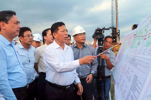 Bộ trưởng Trần Hồng Minh kiểm tra thi công hạng mục bổ sung cao tốc Mỹ Thuận - Cần Thơ