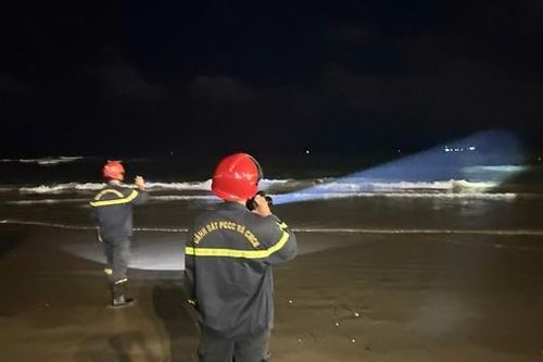 Hai người liên tiếp bị sóng cuốn mất tích khi đang tắm biển ở Khánh Hòa
