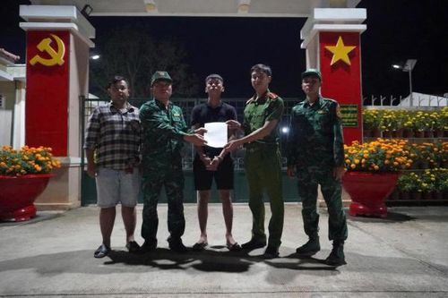Vận động đối tượng giết người, lẩn trốn ở Campuchia ra đầu thú