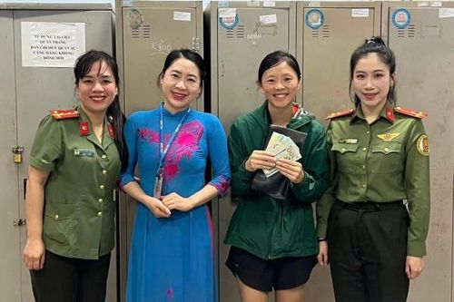 Du khách Mỹ và Anh xúc động khi được hỗ trợ tìm lại tài sản thất lạc