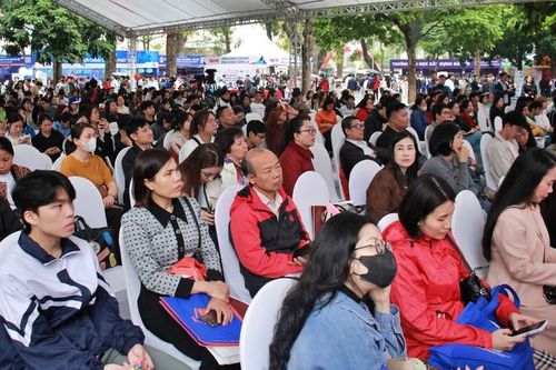 Phụ huynh, học sinh vượt mưa đến Ngày hội tư vấn tuyển sinh - hướng nghiệp