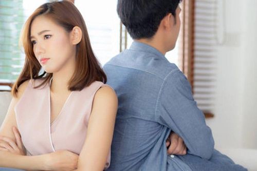Bạn trai run rẩy khi nhận món quà kỷ niệm 1 năm yêu, mở ra liền nói lời chia tay với tôi