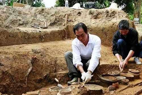 Ly kỳ: Phát hiện 2 chum gốm chứa đầy vàng bạc dưới lòng đất, nửa năm sau số vàng bỗng 'giảm' 1kg