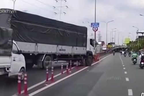 Tài xế điều khiển xe tải 'nghiến qua hàng dài cọc tiêu để phá làn' đã bị CSGT TPHCM xử lý