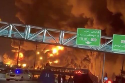 Video khói, lửa bốc lên từ các kho bãi trữ dầu của Iran bị Israel tấn công