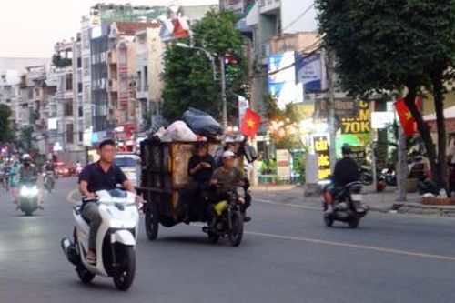 TPHCM: Choáng với những chiếc xe thu gom rác '3 không', vừa nhếch nhác vừa nguy hiểm