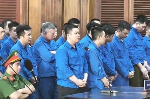 Xét xử 33 bị cáo mua bán vũ khí quân dụng và USD giả, vào bảo tàng trộm 5 khẩu súng đem bán