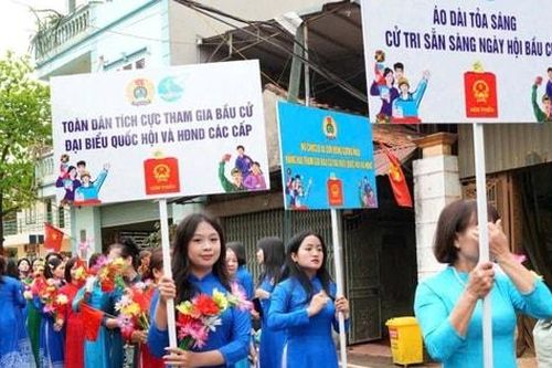 Xã Sơn Đồng: Hội viên, đoàn viên mặc áo dài tuyên truyền lưu động sẵn sàng cho ngày bầu cử