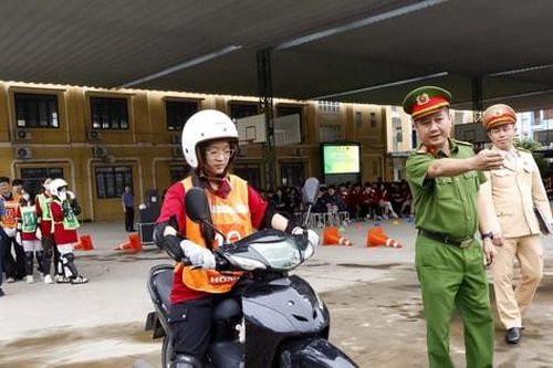 Hà Nội: Hướng dẫn kỹ năng lái xe an toàn cho hơn 1.200 học sinh