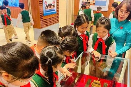 Học sinh Hoàn Kiếm háo hức tham quan Tòa nhà Quốc hội
