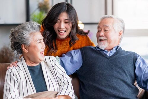 Tại sao cha mẹ càng biết cách 'tiêu tiền của con' thì gia đình lại càng hạnh phúc, ấm êm?
