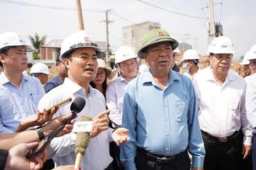 Bộ trưởng Bộ Xây dựng yêu cầu nhà thầu đẩy nhanh tiến độ các dự án trọng điểm tại TPHCM