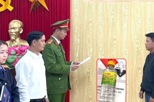 Pha chế dấm ăn từ axit công nghiệp và nước lã, chủ cơ sở bị khởi tố