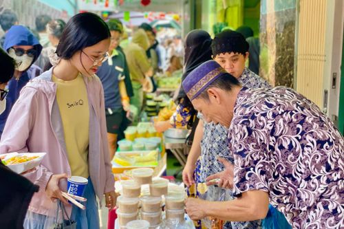 Chen chân ở chợ Hồi giáo mỗi năm chỉ bán một lần ở TP.HCM