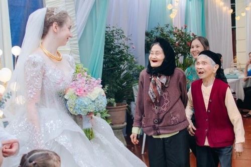 Chàng trai Việt cưới vợ Đức, cả xóm tới xem cô dâu 'xinh như búp bê'