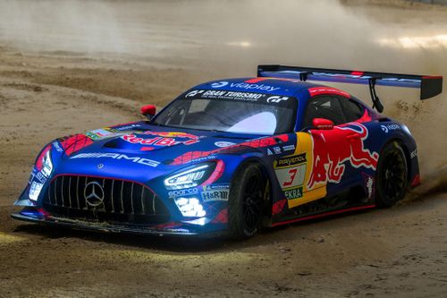 Max Verstappen chuyển qua đua cho... Mercedes-Benz?