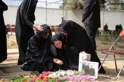 Hàng loạt quan tài phủ cờ Iran tiễn đưa người ngã xuống