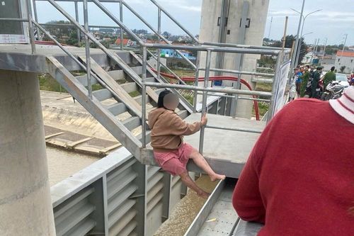 Giải cứu thai phụ ngồi trên lan can cầu Cống Lèn