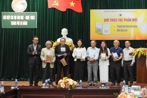 Đà Nẵng: Ra mắt hai tập thơ lan tỏa vẻ đẹp về đất và người xứ Quảng