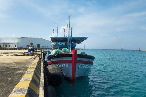 Bộ đội hải quân giúp ngư dân sửa chữa tàu cá, tiếp tục vươn khơi bám biển ở Trường Sa